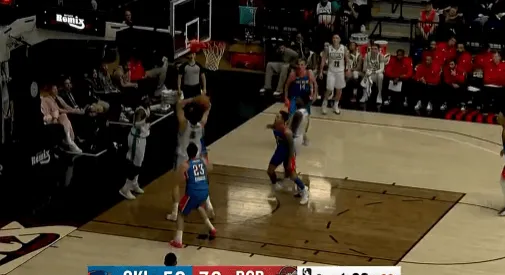 英超足球压球网-杨瀚森张开长臂再次奋力抢到进攻篮板，半场已抢到10个篮板