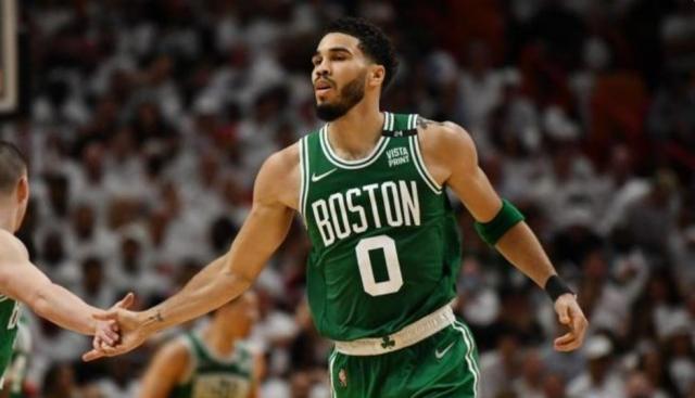 买球站-生涯助攻纪录难掩失常表现 塔图姆能再次反弹吗？